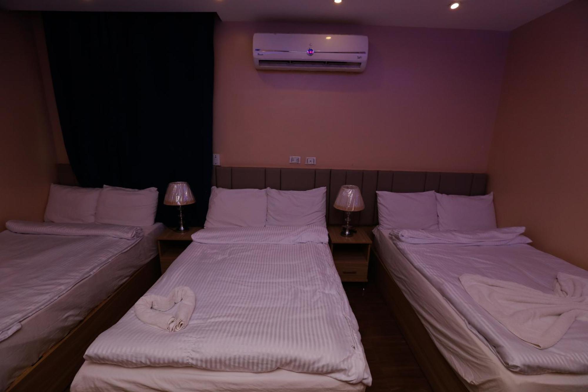 Pyramids Express View Hotel Kafrat al Jabal Bagian luar foto