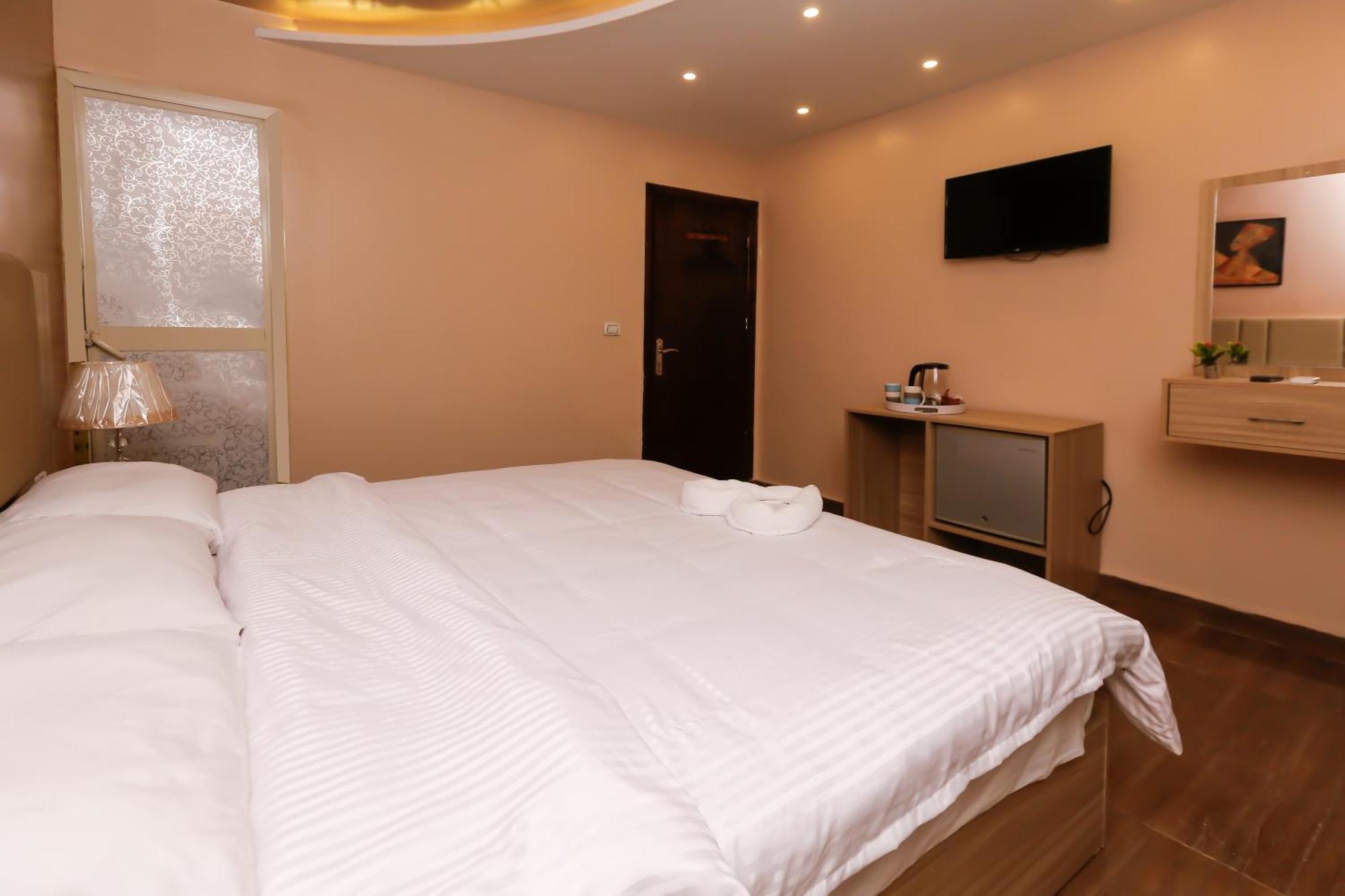 Pyramids Express View Hotel Kafrat al Jabal Bagian luar foto