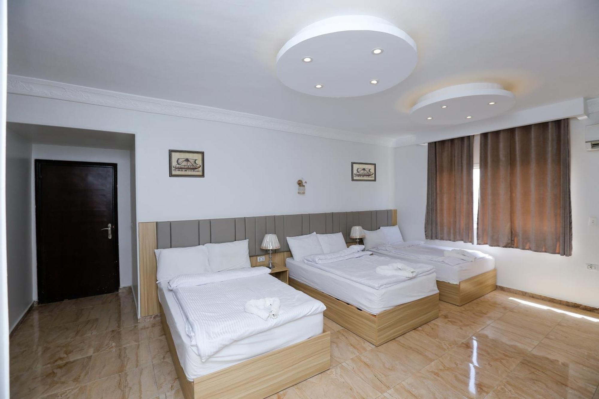 Pyramids Express View Hotel Kafrat al Jabal Bagian luar foto