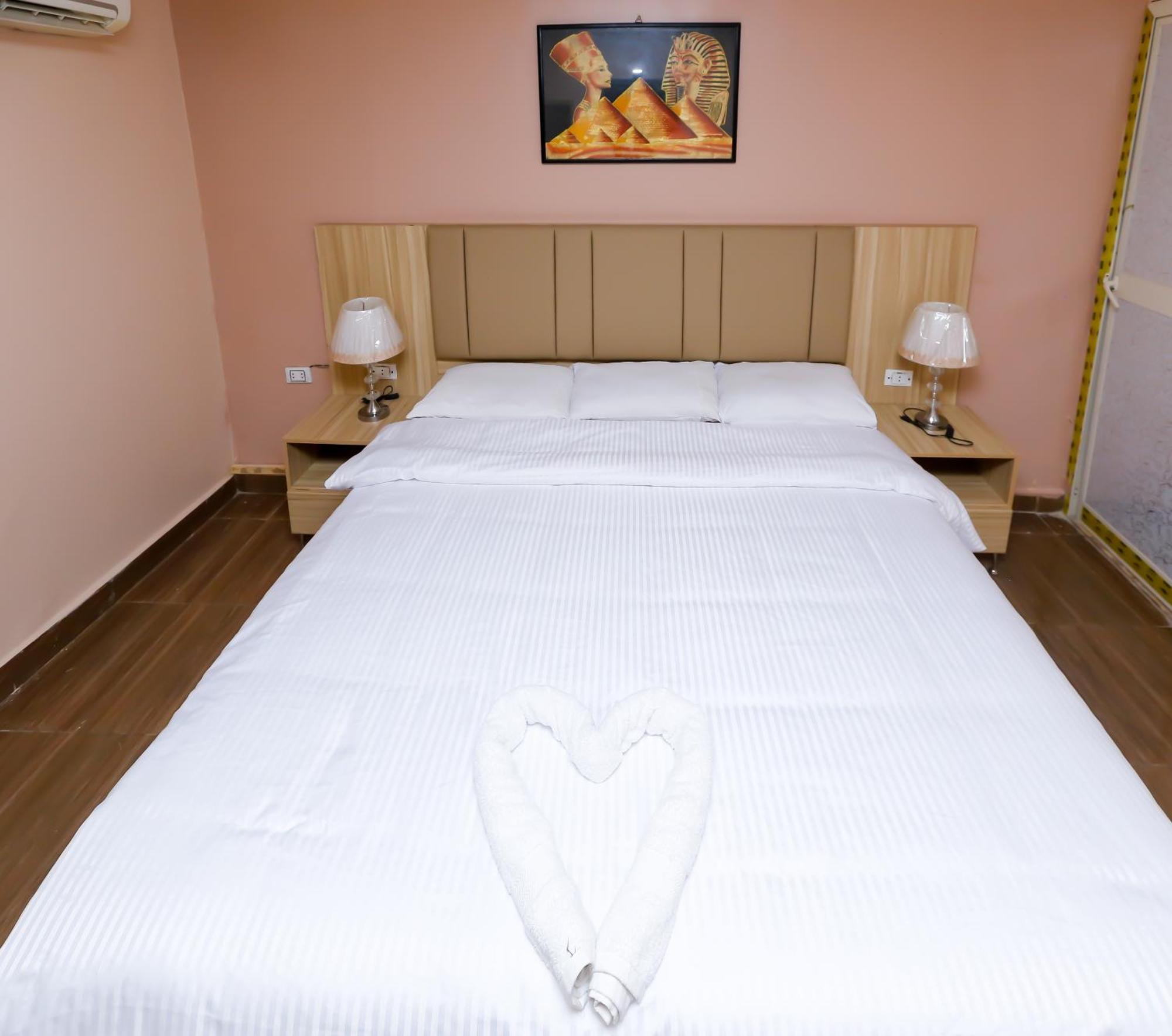 Pyramids Express View Hotel Kafrat al Jabal Bagian luar foto