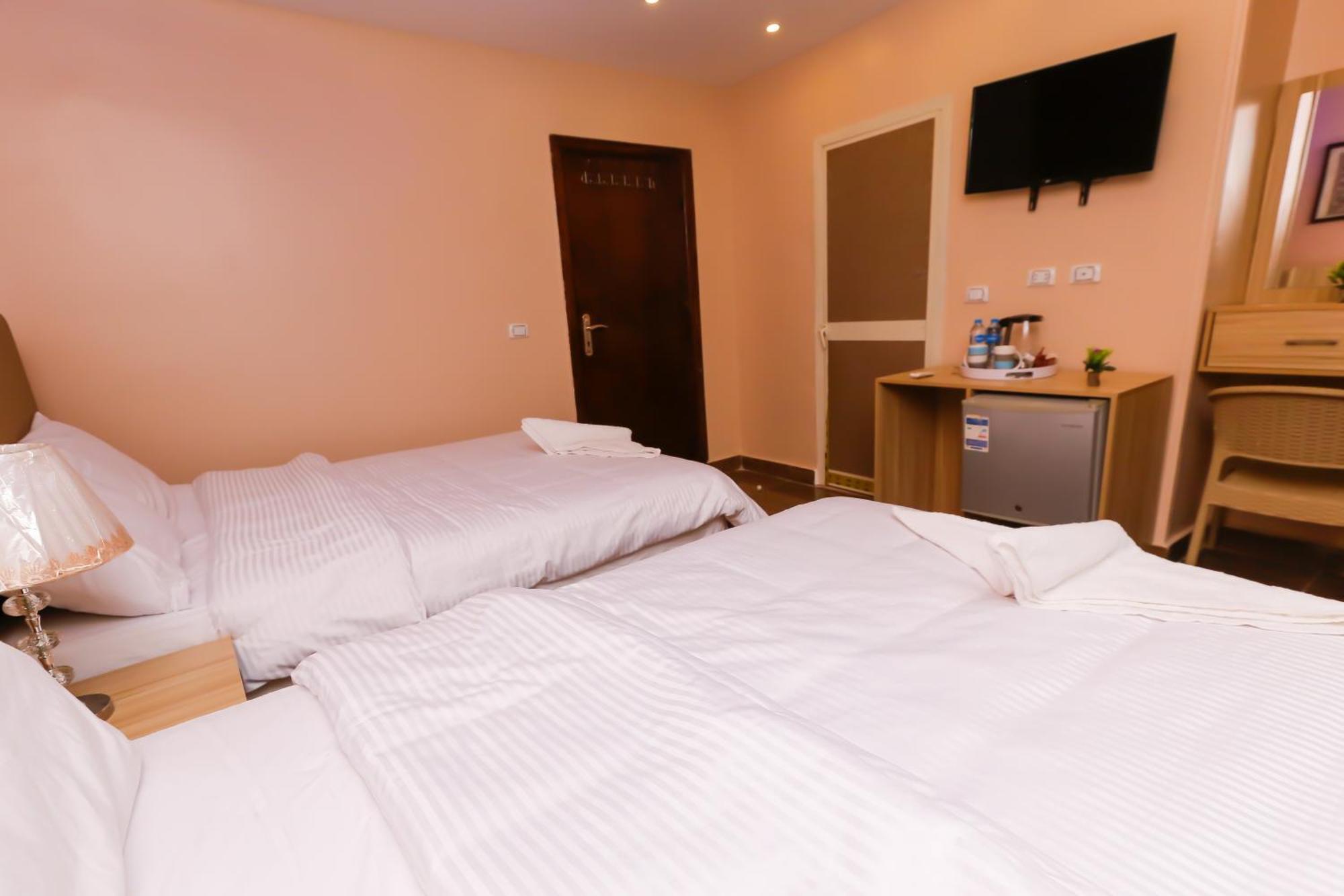 Pyramids Express View Hotel Kafrat al Jabal Bagian luar foto