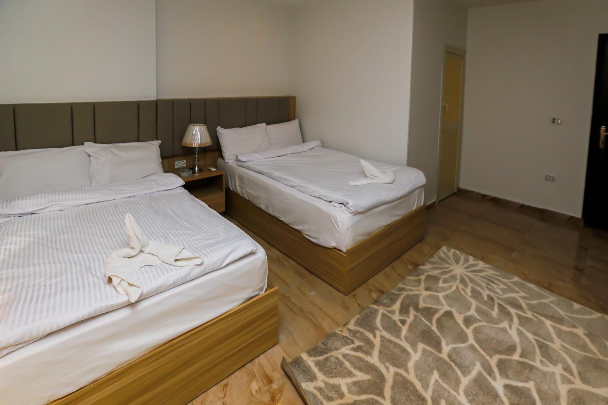 Pyramids Express View Hotel Kafrat al Jabal Bagian luar foto