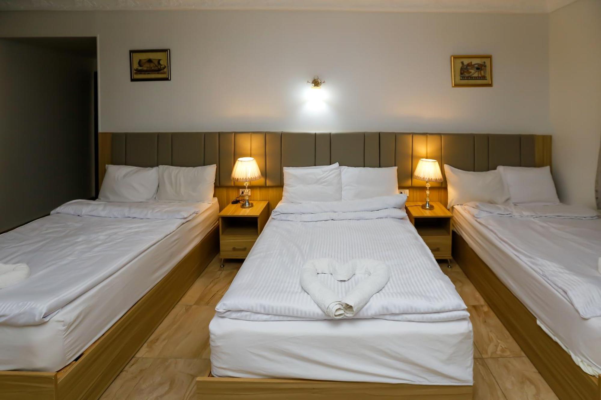 Pyramids Express View Hotel Kafrat al Jabal Bagian luar foto