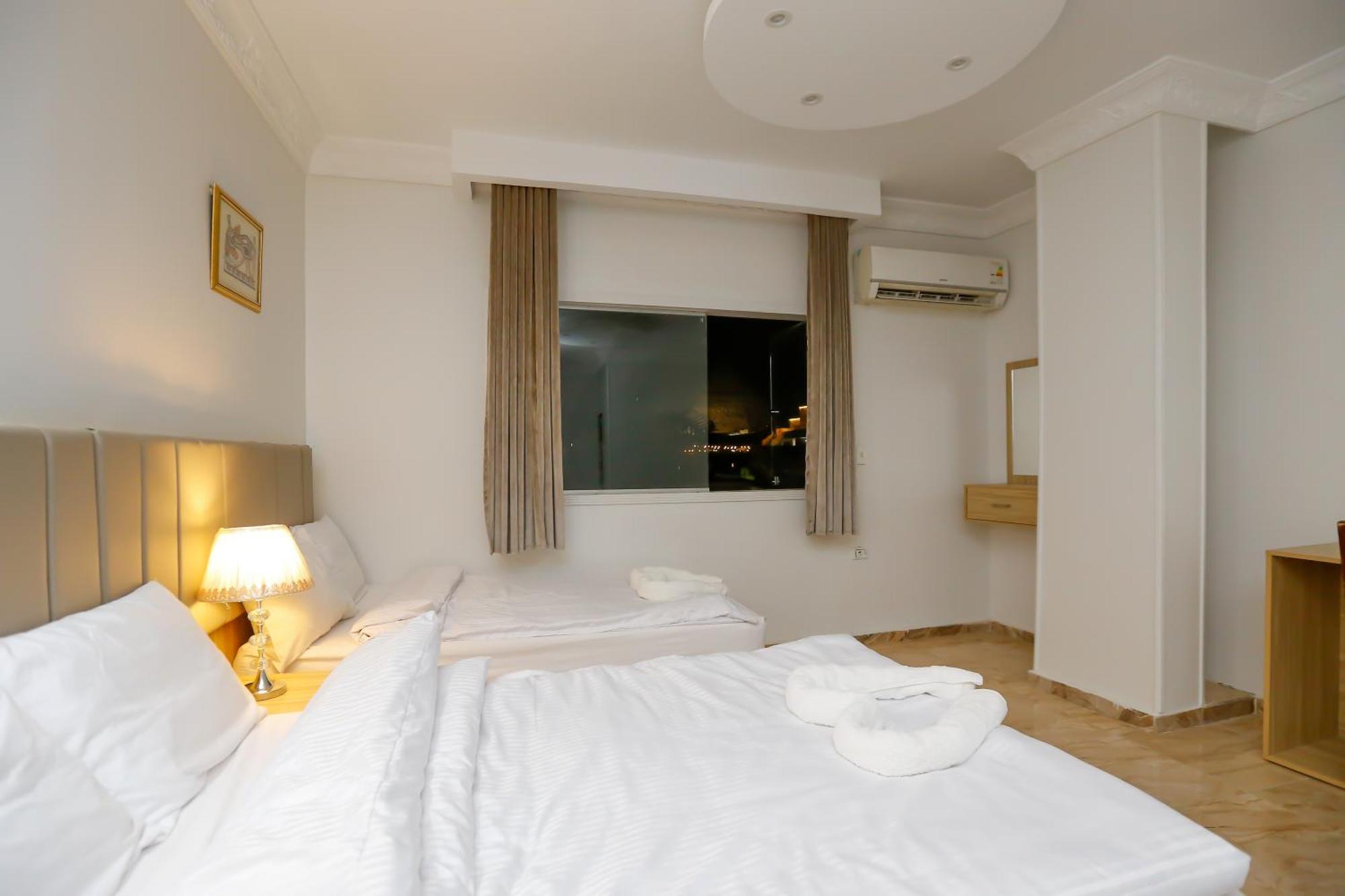 Pyramids Express View Hotel Kafrat al Jabal Bagian luar foto