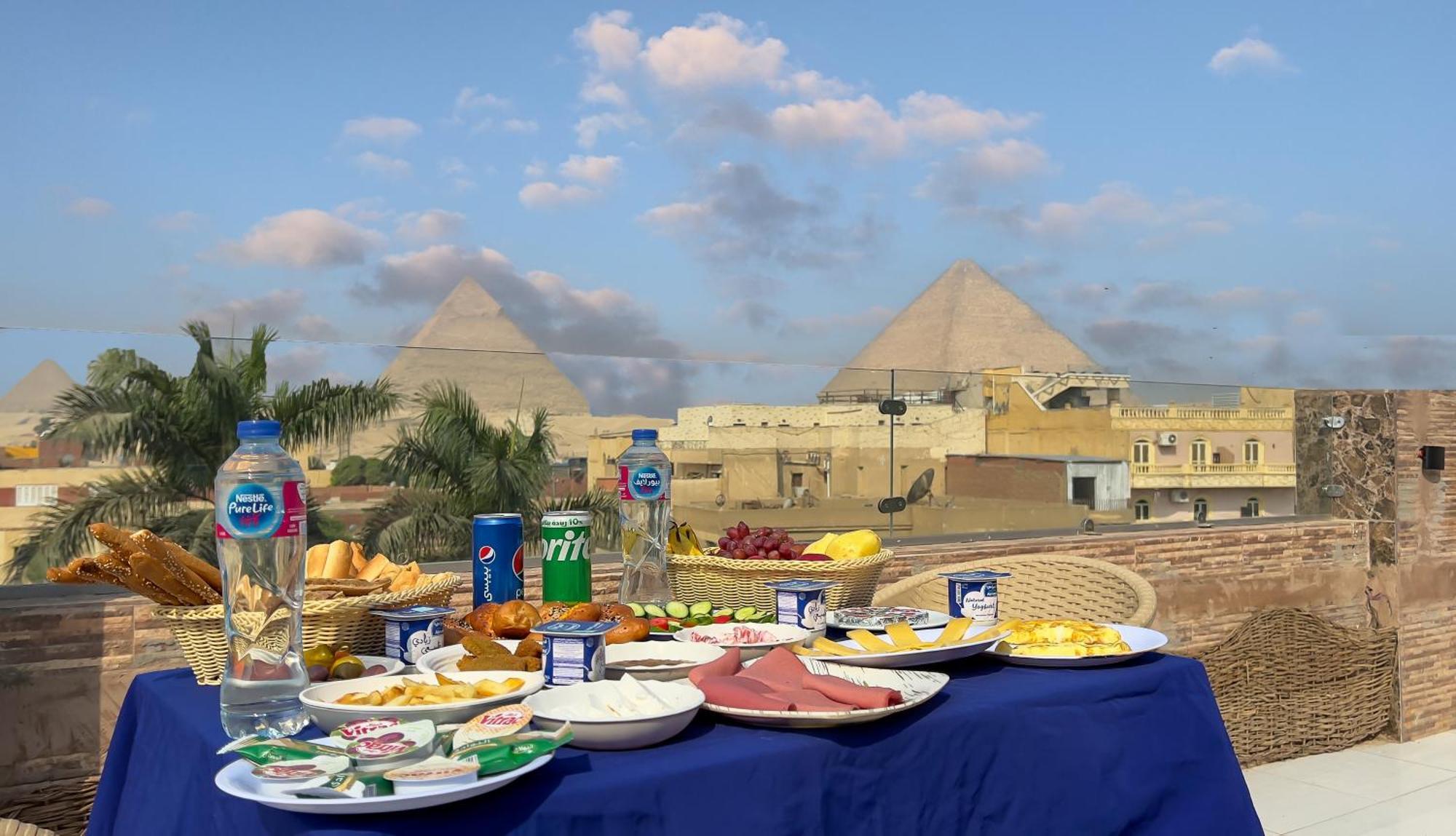 Pyramids Express View Hotel Kafrat al Jabal Bagian luar foto